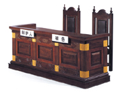 被告席 Court furniture